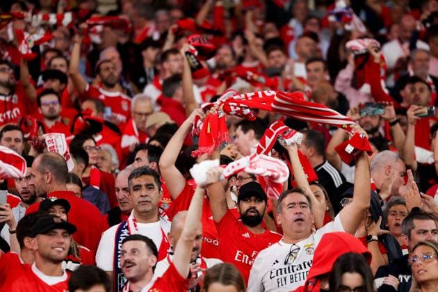 Portugal, Lisbon 2 October 2024 Uefa Champions League phase 2024 25 Matchday 2, S L Benfica Atletico de Madrid v l , S L Benfica fans,atmosphere, scarves, jerseys, emotions Copyright: JoaquimxFerreira
