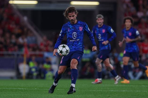 Portugal, Lisbon 2 October 2024 Uefa Champions League phase 2024 25 Matchday 2, S L Benfica Atletico de Madrid v l , Antoine Griezmann AtlÃ tico Madrid on the ball, cropped image, single image, full body, action, action, game scene Copyright: JoaquimxFerreira