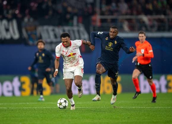 Football, Men, Season 2024 2025, Champions League League Phase, Matchday 2 , RB Leipzig Juventus Turin, v l Lois Openda RB Leipzig , Pierre Kalulu Juventus Turin , 02 10 2024, Copyright: xSebastianxRäppold MatthiasxKochx