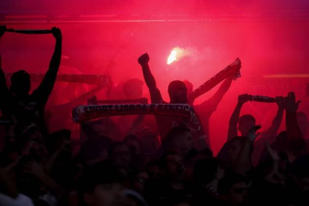Portugal, Lisbon 2 October 2024 Uefa Champions League phase 2024 25 Matchday 2, S L Benfica Atletico de Madrid v l , Benfica fans Pyrotechnics, pyro, smoke, fire, rioting, bengalos, smoke bombs, pirotecnica, fumo, fuoco, sparklers Copyright: JoaquimxFerreira