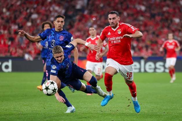 Portugal, Lisbon 2 October 2024 Uefa Champions League phase 2024 25 Matchday 2, S L Benfica Atletico de Madrid v l , Conor Gallagher AtlÃ tico Madrid , Orkun Kokcu S L Benfica duel, Action, Action, Battles for the Ball Copyright: JoaquimxFerreira