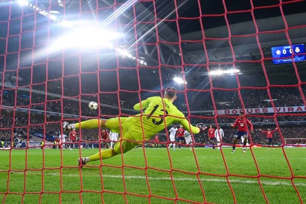 Andriy Lunin ( 13 - Real Madrid ) during the UEFA Champions League match between Lille OSC and Real Madrid CF at Stade Pierre Mauroy on October 02, 2024 in Lille, France. ( Photo by federico pestellini panoramic ) - FOOTBALL : Lille vs Real Madrid - Ligue des Champions - 02 10 2024 FedericoPestellini Panoramic 