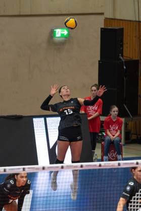 Aachen, Germany, October 02, 2024: Sophia Fallah (15 Ladies in Black Aachen) serves the ball during the 1. Bundesliga Frauen game between Ladies in Black Aachen and SC Potsdam at the Hexenkessel in Aachen, Germany (Martin Pitsch SPP) Copyright: xMartinxPitschx xSPPx spp-en-MaPiSp-20241002_DSC8006-Enhanced-NR_NIKON Z 6_20241002-LIBvSCP