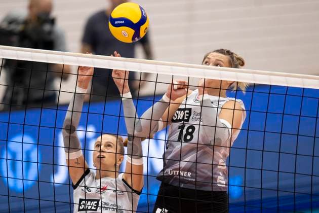 1 Volleyball Bundesliga Women Schwarz Weiss Erfurt vs Dresdner SC Erfurt 02 10 2024 Lara Alyssa Darowski 13 Schwarz Weiss Erfurt left and Kaylee Oscarson 18 Schwarz Weiss Erfurt right 1 Volleyball Bundesliga Women Schwarz Weiss Erfurt vs Dresdner SC Riethsporthalle Erfurt 02 10 2024 Copyright: xBEAUTIFULxSPORTS Duehringx