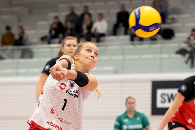 1 Volleyball Bundesliga Women Schwarz Weiss Erfurt vs Dresdner SC Erfurt 02 10 2024 Patricia Nestler 1 Dresdner SC 1 Volleyball Bundesliga Women Schwarz Weiss Erfurt vs Dresdner SC Riethsporthalle Erfurt 02 10 2024 Copyright: xBEAUTIFULxSPORTS Duehringx