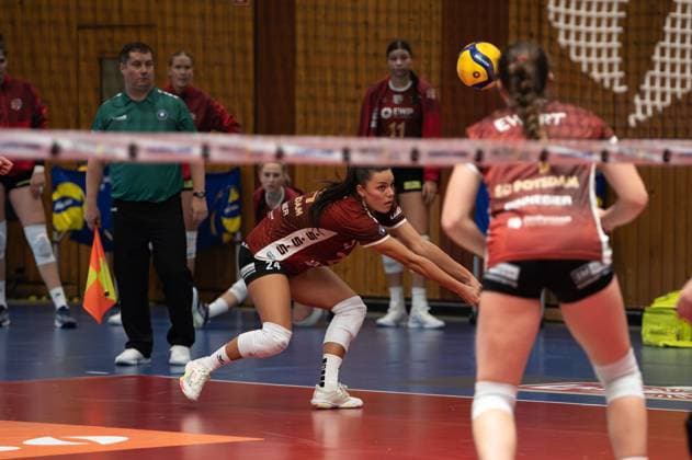 Aachen, Germany, October 02, 2024: Jade Cholet (24 SC Potsdam) digs the ball during the 1. Bundesliga Frauen game between Ladies in Black Aachen and SC Potsdam at the Hexenkessel in Aachen, Germany (Martin Pitsch SPP) Copyright: xMartinxPitschx xSPPx spp-en-MaPiSp-20241002_DSC8305-Enhanced-NR_NIKON Z 6_20241002-LIBvSCP