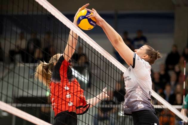 1 Volleyball Bundesliga Women Schwarz Weiss Erfurt vs Dresdner SC Erfurt 02 10 2024 Isabella Noble 5 Schwarz Weiss Erfurt vs Emma Scarlett Clothier 16 Dresdner SC 1 Volleyball Bundesliga Women Schwarz Weiss Erfurt vs Dresdner SC Riethsporthalle Erfurt 02 10 2024 Copyright: xBEAUTIFULxSPORTS Duehringx