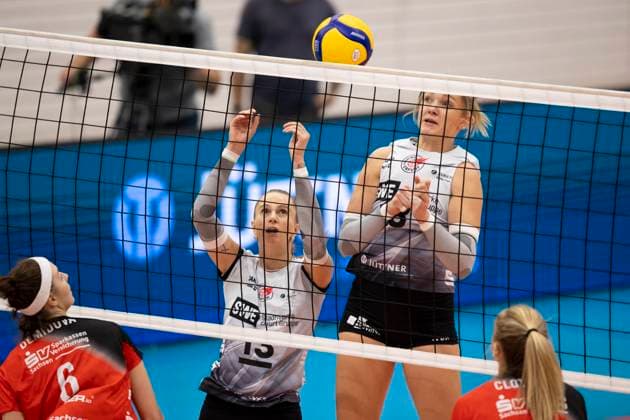 1 Volleyball Bundesliga Women Schwarz Weiss Erfurt vs Dresdner SC Erfurt 02 10 2024 Lara Alyssa Darowski 13 Schwarz Weiss Erfurt left and Kaylee Oscarson 18 Schwarz Weiss Erfurt right 1 Volleyball Bundesliga Women Schwarz Weiss Erfurt vs Dresdner SC Riethsporthalle Erfurt 02 10 2024 Copyright: xBEAUTIFULxSPORTS Duehringx