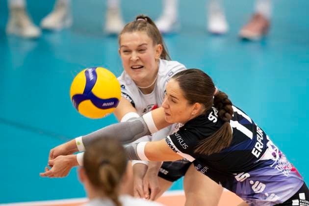 1 Volleyball Bundesliga Women Schwarz Weiss Erfurt vs Dresdner SC Erfurt 02 10 2024 Mia Anna Stauß 11 Schwarz Weiss Erfurt and Pia Mohr 10 Schwarz Weiss Erfurt behind 1 Volleyball Bundesliga Women Schwarz Weiss Erfurt vs Dresdner SC Riethsporthalle Erfurt 02 10 2024 Copyright: xBEAUTIFULxSPORTS Duehringx