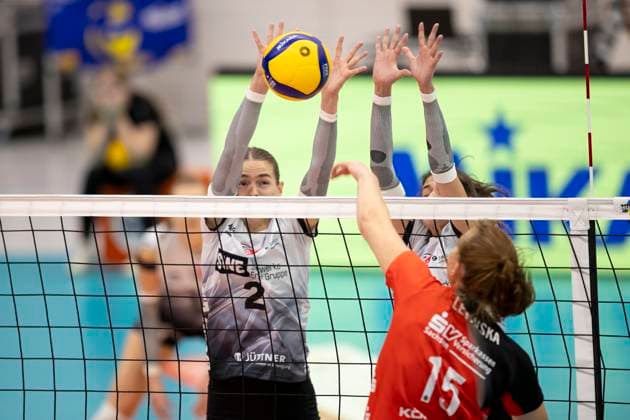 1 Volleyball Bundesliga Women Schwarz Weiss Erfurt vs Dresdner SC Erfurt 02 10 2024 Elizabeth Sandbothe 2 Schwarz Weiss Erfurt left and Ana Krulj 3 Schwarz Weiss Erfurt right against Marta Kame lija Levinska 15 Dresdner SC 1 Volleyball Bundesliga Women Schwarz Weiss Erfurt vs Dresdner SC Riethsporthalle Erfurt 02 10 2024 Copyright: xBEAUTIFULxSPORTS Duehringx