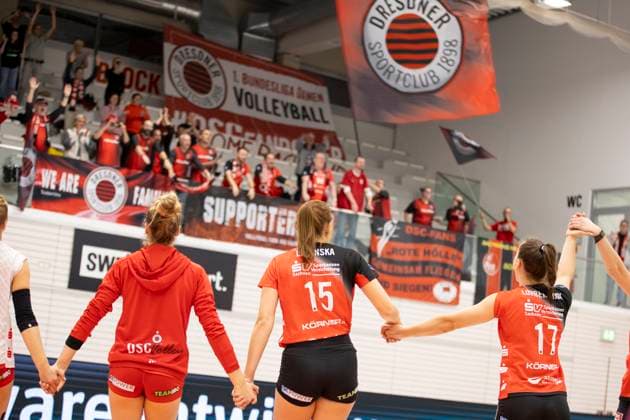 1 Volleyball Bundesliga Women Schwarz Weiss Erfurt vs Dresdner SC Erfurt 02 10 2024 Cheers, team and fans 1 Volleyball Bundesliga Women Schwarz Weiss Erfurt vs Dresdner SC Riethsporthalle Erfurt 02 10 2024 Copyright: xBEAUTIFULxSPORTS Duehringx