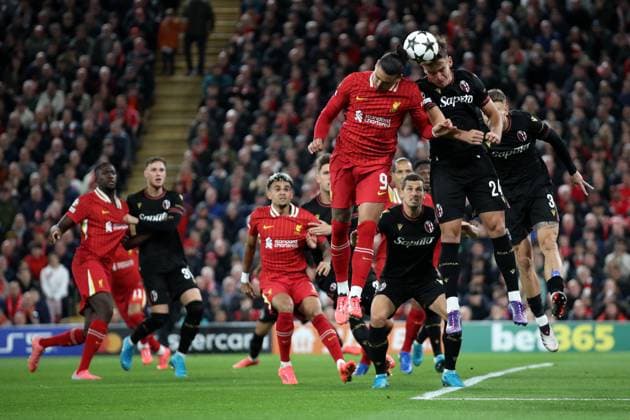 Liverpool, England, 2nd October 2024. Darwin Nunez of Liverpool battles for the ball with Thijs Dallinga of Bologna during the UEFA Champions League match at Anfield, Liverpool. Picture credit should read: Jessica Hornby Sportimage EDITORIAL USE ONLY. No use with unauthorised audio, video, data, fixture lists, club league logos or live services. Online in-match use limited to 120 images, no video emulation. No use in betting, games or single club league player publications. SPI-3353-0062