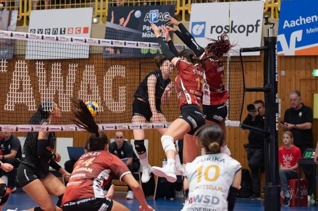 Aachen, Germany, October 02, 2024: Sabrina Starks (11 SC Potsdam) and Danielle Harbin (3 SC Potsdam) successfully block Susan Schut s (6 Ladies in Black Aachen) smash during the 1. Bundesliga Frauen game between Ladies in Black Aachen and SC Potsdam at the Hexenkessel in Aachen, Germany (Martin Pitsch SPP) Copyright: xMartinxPitschx xSPPx spp-en-MaPiSp-20241002_DSC8367-Enhanced-NR_NIKON Z 6_20241002-LIBvSCP
