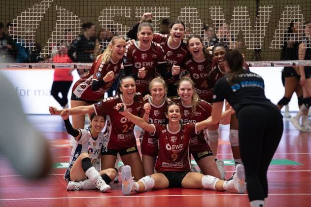 Sport Bilder des Tages Aachen, Germany, October 02, 2024: Players of SC Potsdam pose for a winners photo during the 1. Bundesliga Frauen game between Ladies in Black Aachen and SC Potsdam at the Hexenkessel in Aachen, Germany (Martin Pitsch SPP) Copyright: xMartinxPitschx xSPPx spp-en-MaPiSp-20241002_DSC8399-Enhanced-NR_NIKON Z 6_20241002-LIBvSCP