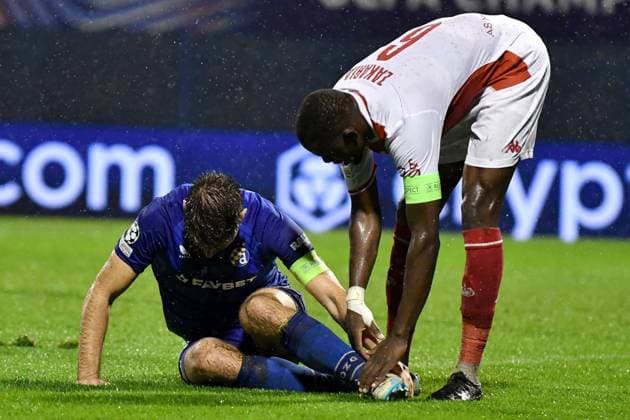 Zagreb, Croatia, October 2nd 2024: Denis Zakaria of Monaco (R) helping Bruno Petkovic of Dinamo Zagreb (L) during the UEFA Champions League, League phase, match between Dinamo Zagreb and Monaco at Stadium Maksimir, Zagreb, Croatia. (Natasa Kupljenik SPP) Copyright: xNatasaxKupljenikx xSPPx spp-en-NaKuSp-NNR_1388