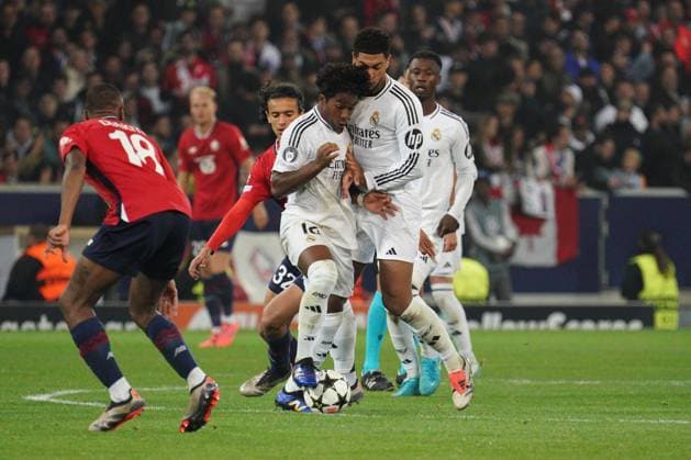 Endrick of Real Madrid and Jude Bellingham of Real Madrid collide Lille v Real Madrid, UEFA Champions League, Group Stage, Football, Pierre Mauroy Stadium, Lille, France, 02 Oct 2024 EDITORIAL USE ONLY No use with unauthorised audio, video, data, fixture lists, club league logos or live services. Online in-match use limited to 120 images, no video emulation. No use in betting, games or single club league player publications. Copyright: xDavexWinter Shutterstockx 14750773hx