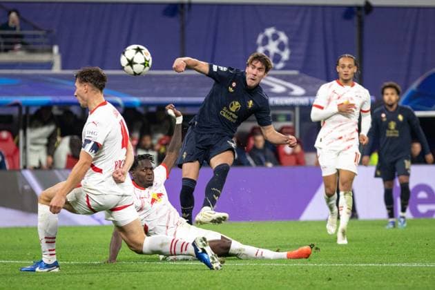 RB Leipzig v Juventus, UEFA Champions League football, Leipzig , Germany Leipzig , Germany. 02nd, October 2024. Dusan Vlahovic (9) of Juventus equalises for 2-2 during the UEFA Champions League match between RB Leipzig and Juventus at the Red Bull Arena in Leipzig. Germany, Leipzig  Copyright: xGonzalesxPhoto InakixEsnaolax
