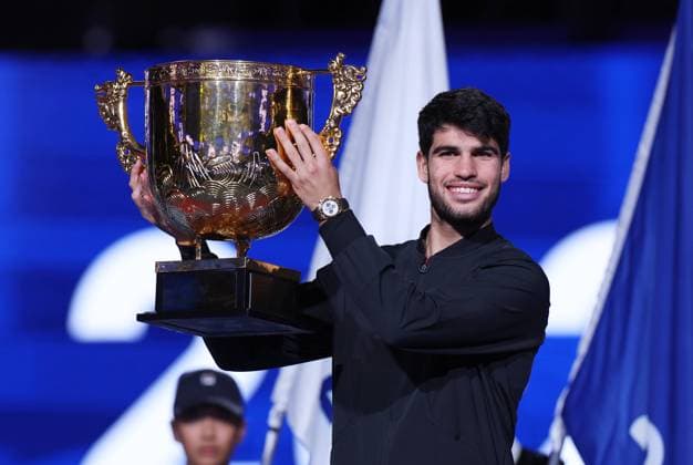 Bilder des Jahres 2024, Sport 10 Oktober Sport Themen der Woche KW40 Sport Bilder des Tages (241003) -- BEIJING, Oct. 3, 2024 -- Carlos Alcaraz of Spain poses with trophy during the awarding ceremony after the Men s Singles Final between Jannik Sinner of Italy and Carlos Alcaraz of Spain at the 2024 China Open tennis tournament in Beijing, capital of China, Oct. 2, 2024. ) XINHUA PHOTOS OF THE DAY BaixXuefei 