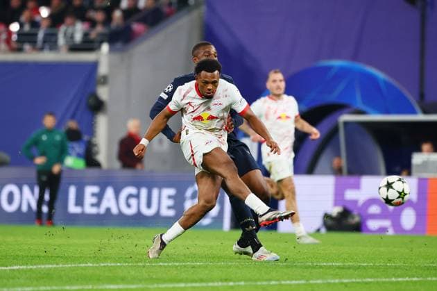 RB Leipzig Juventus Turin Champions League Leipzig, 02 10 2024, Red Bull Arena, Football, UEFA Champions League, Matchday 2 , RB LEIPZIG vs JUVENTUS FC TURIN 2 3 1 0 , Pictured Lois Openda 11, RB Leipzig in front of Pierre Kalulu 15, JUVE , Picture Point