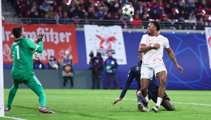 RB Leipzig Juventus Turin Champions League Leipzig, 02 10 2024, Red Bull Arena, Football, UEFA Champions League, Matchday 2 , RB Leipzig vs Juventus Turin 2 3 1 0 , Pictured from left goalkeeper Mattia Perin 1, JUVE , Pierre Kalulu 15, JUVE , Lois Openda 11, RB Leipzig , For editorial use only , UEFA regulations prohibit any use of photographs as image sequences and or quasi video ,