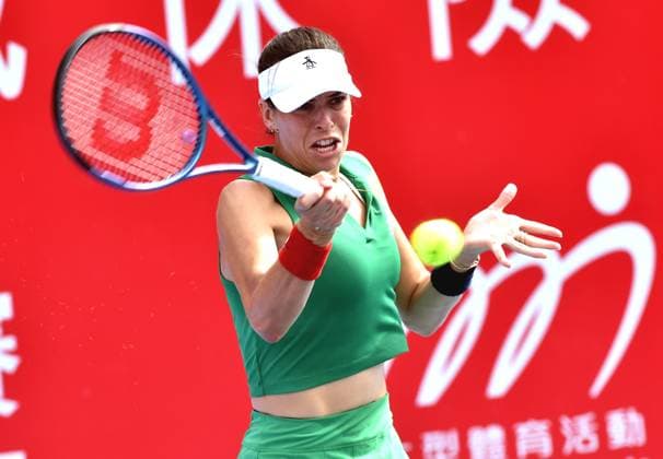 (241003) -- HONG KONG, Oct. 3, 2024 -- Ajla Tomljanovic of Australia hits a return to Elena Gabriela Ruse of Romania during the women s singles round of 16 match at WTA, Tennis Damen Hong Kong 125 Open tennis tournament in Hong Kong, south China, Oct. 3, 2024. (Photo by Xinhua) (SP)CHINA-HONG KONG-TENIS-WTA 125 (CN) LoxPingxFai 