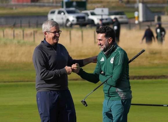 PGA, Golf Herren Tour Commissioner Jay Monahan bumps fists with LIV Golf & Newcastle United fc Chairman His Excellency Yasir Al Rumayyan on the 18th hole. Alfred Dunhill Links Championship 2024, Day One, Golf, The Belfry, Angus and Fife, Scotland, UK - 03 Oct 2024  Copyright: xStuartxWallace Shutterstockx 14751990h