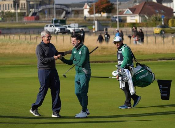 PGA, Golf Herren Tour Commissioner Jay Monahan bumps fists with LIV Golf & Newcastle United fc Chairman His Excellency Yasir Al Rumayyan on the 18th hole. Alfred Dunhill Links Championship 2024, Day One, Golf, The Belfry, Angus and Fife, Scotland, UK - 03 Oct 2024  Copyright: xStuartxWallace Shutterstockx 14751990i