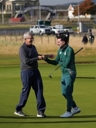 PGA, Golf Herren Tour Commissioner Jay Monahan bumps fists with LIV Golf & Newcastle United fc Chairman His Excellency Yasir Al Rumayyan on the 18th hole. Alfred Dunhill Links Championship 2024, Day One, Golf, The Belfry, Angus and Fife, Scotland, UK - 03 Oct 2024  Copyright: xStuartxWallace Shutterstockx 14751990l