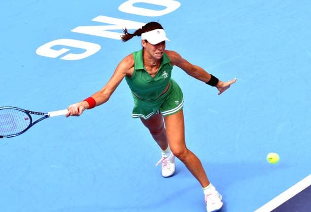 (241003) -- HONG KONG, Oct. 3, 2024 -- Ajla Tomljanovic of Australia hits a return to Elena Gabriela Ruse of Romania during the women s singles round of 16 match at WTA, Tennis Damen Hong Kong 125 Open tennis tournament in Hong Kong, south China, Oct. 3, 2024. (Photo by Xinhua) (SP)CHINA-HONG KONG-TENIS-WTA 125 (CN) LoxPingxFai 