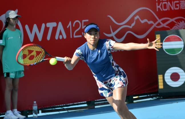 (241003) -- HONG KONG, Oct. 3, 2024 -- Hibino Nao of Japan hits a return to Dalma Galfi of Hungary during the women s singles round of 16 match at WTA, Tennis Damen Hong Kong 125 Open tennis tournament in Hong Kong, south China, Oct. 3, 2024. (Photo by Xinhua) (SP)CHINA-HONG KONG-TENIS-WTA 125 (CN) LoxPingxFai 