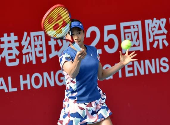 (241003) -- HONG KONG, Oct. 3, 2024 -- Hibino Nao of Japan hits a return to Dalma Galfi of Hungary during the women s singles round of 16 match at WTA, Tennis Damen Hong Kong 125 Open tennis tournament in Hong Kong, south China, Oct. 3, 2024. (Photo by Xinhua) (SP)CHINA-HONG KONG-TENIS-WTA 125 (CN) LoxPingxFai 