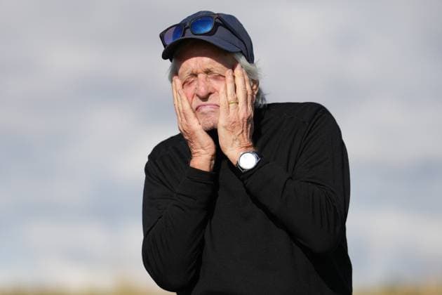 Michael Douglas applies sunscreen at the 2nd tee. Alfred Dunhill Links Championship 2024, Day One, Golf, The Belfry, Angus and Fife, Scotland, UK - 03 Oct 2024  Copyright: xStuartxWallace Shutterstockx 14751990x