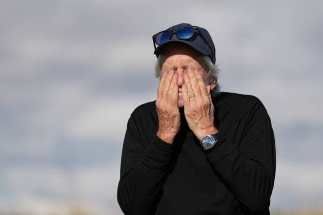 Michael Douglas applies sunscreen at the 2nd tee. Alfred Dunhill Links Championship 2024, Day One, Golf, The Belfry, Angus and Fife, Scotland, UK - 03 Oct 2024  Copyright: xStuartxWallace Shutterstockx 14751990ab