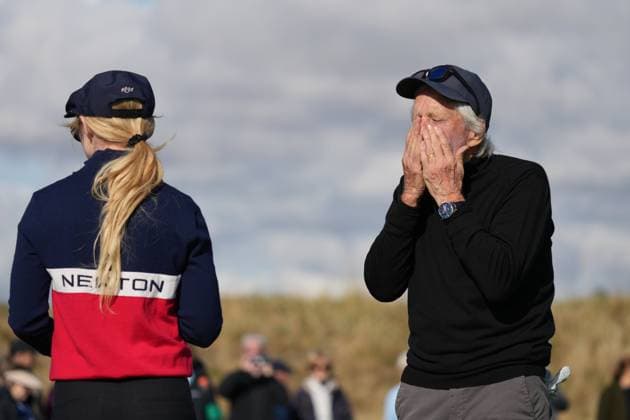 Michael Douglas applies sunscreen with Kathryn Newton at the 2nd tee. Alfred Dunhill Links Championship 2024, Day One, Golf, The Belfry, Angus and Fife, Scotland, UK - 03 Oct 2024  Copyright: xStuartxWallace Shutterstockx 14751990ae