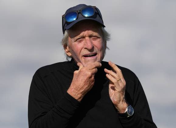 Michael Douglas applies sunscreen at the 2nd tee. Alfred Dunhill Links Championship 2024, Day One, Golf, The Belfry, Angus and Fife, Scotland, UK - 03 Oct 2024  Copyright: xStuartxWallace Shutterstockx 14751990bd