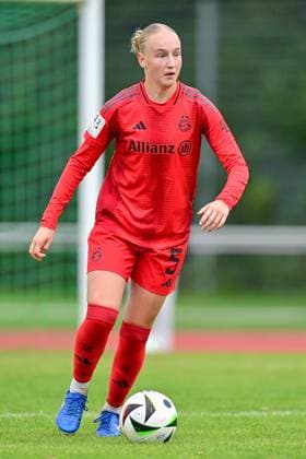 Luzie Zähringer Zaehringer, FCB, 5 on the ball, cropped, full body, single image, action, action, 03 10 2024, Aschheim Germany , Soccer,2 Women Bundesliga, FC Bayern München II VfL Bochum, DFB DFL REGULATIONS PROHIBIT ANY USE OF PHOTOGRAPHS AS IMAGE SEQUENCES AND OR QUASI VIDEO xslx