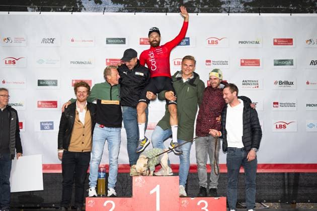 Münsterland Giro 2024, 03 10 2024 Former companions congratulate Simon Geschke GER, Team Cofidis on the end of his career, including John Degenkolb GER , Marcel Kittel GER , Fabian Wegmann GER , Johannes Fröhlinger GER , Sparkassen Münsterland Giro, Münster GER , 03 10 2024 Copyright: xBEAUTIFULxSPORTS Hilgerx