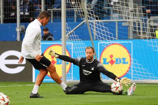 03 10 2024, xtvx, Football UEFA Europa League, TSG 1899 Hoffenheim Dynamo Kiev emspor, v l Goalkeeper Oliver Baumann TSG 1899 Hoffenheim warms up, beim Aufwaermen DFL DFB REGULATIONS PROHIBIT ANY USE OF PHOTOGRAPHS as IMAGE SEQUENCES and or QUASI VIDEO Sinsheim