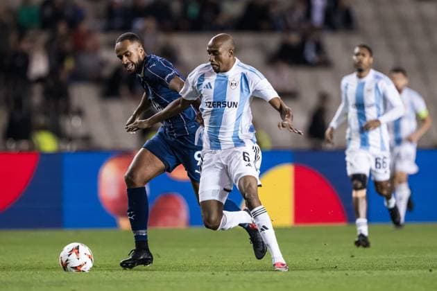 241003 Isaac Kiese Thelin of Malmö FF and Julio Romao of Qarabag during the UEFA Europa League football match between Qarabag and Malmö FF on October 3, 2024 in Baku Photo Petter Arvidson BILDBYRAN kod PA PA0893 fotboll football soccer fotball uefa europa league qarabag malmö ff bbeng  Copyright: PETTERxARVIDSON BB241003PA055