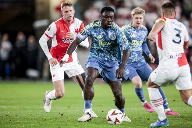 PRAGUE - (l-r) Brian Brobbey of Ajax, Tomas Holes of Slavia Prague during the UEFA Europa league match between SK Slavia Prague and Ajax Amsterdam at the Eden Arena on Oct. 3, 2024 in Prague, Czech Republic. ANP JEROEN PUTMANS UEFA Europa League match day 2 2024 25 xVIxANPxSportx xxANPxIVx 510012650 originalFilename: 510012650.jpg