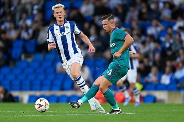 Real Sociedad v RSC Anderlecht - UEFA Europa League SAN SEBASTIAN, SPAIN - OCTOBER 03 : Simic Jan-Carlo defender of RSC Anderlecht during the UEFA Europa League phase matchday 2 match between Real Sociedad and RSC Anderlecht on October 3, 2024 in San Sebastian, Spain, 03 10 2024 San Sebastian Spain  Copyright: xDhax