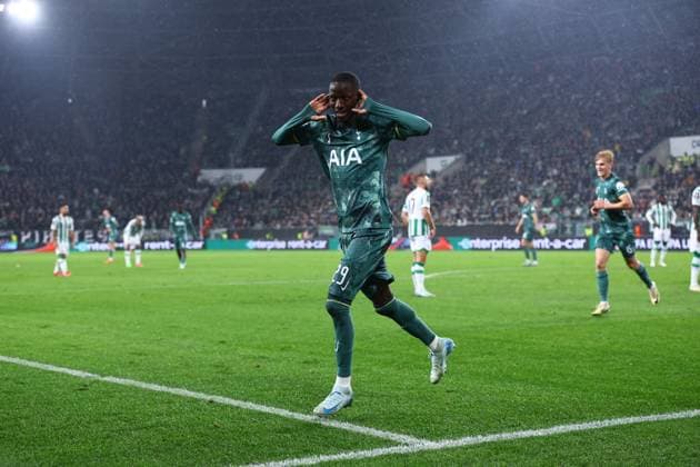 Pape Sarr of Tottenham Hotspur celebrates scoring the opening goal Ferencvaros v Tottenham Hotspur, UEFA Europa League, Group Stage, Football, Groupama Arena, Budapest, Hungary, 03 Oct 2024 EDITORIAL USE ONLY No use with unauthorised audio, video, data, fixture lists, club league logos or live services. Online in-match use limited to 120 images, no video emulation. No use in betting, games or single club league player publications.  Copyright: xMichaelxZemanek Shutterstockx 14750796h