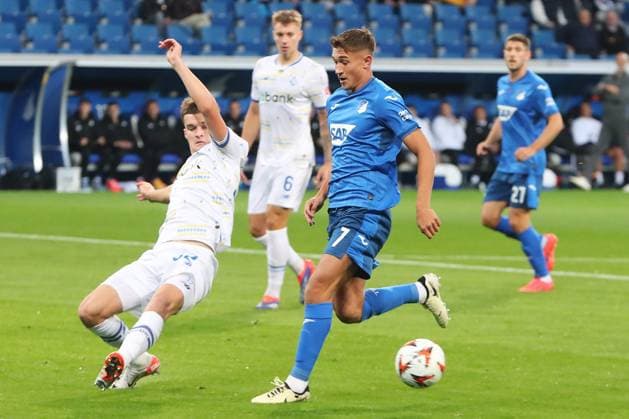 03 10 2024, xtvx, Football UEFA Europa League, TSG 1899 Hoffenheim Dynamo Kiev emspor, v l Zweikampf, Duell, duel, tackle, compete Taras Mykhavko FC Dynamo Kyiv Tom Bischof TSG 1899 Hoffenheim DFL DFB REGULATIONS PROHIBIT ANY USE OF PHOTOGRAPHS as IMAGE SEQUENCES and or QUASI VIDEO Sinsheim