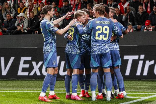 PRAGUE - Ajax players celebrate Branco van den Boomen of Ajax s 0-1 during the UEFA Europa league match between SK Slavia Prague and Ajax Amsterdam at the Eden Arena on Oct. 3, 2024 in Prague, Czech Republic. ANP JEROEN PUTMANS UEFA Europa League match day 2 2024 25 xVIxANPxSportx xxANPxIVx 510013673 originalFilename: 510013673.jpg