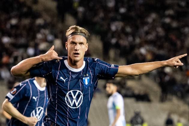 241003 Erik Botheim of Malmö FF celebrates after scoring the 1 1 goal during the UEFA Europa League football match between Qarabag and Malmö FF on October 3, 2024 in Baku Photo Petter Arvidson BILDBYRAN kod PA PA0893 fotboll football soccer fotball uefa europa league qarabag malmö ff bbeng  Copyright: PETTERxARVIDSON BB241003PA080