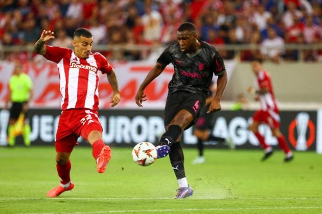 Olympiacos F.C. v S.C. Braga UEFA Europa League Chiquinho of Olympiacos F.C. and Sikou Niakaté of S.C. Braga during the UEFA Europa League match at Karaiskakis Stadium, Piraeus UK Newspapers OUT Copyright: xYannisxHalasx FIL-20717-0020