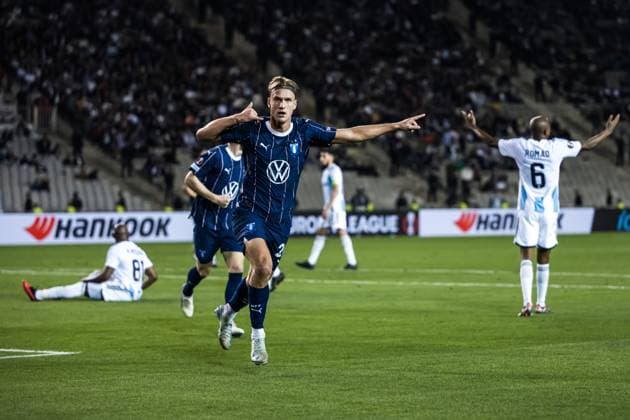 241003 Erik Botheim of Malmö FF celebrates the 1 1 goal during the UEFA Europa League football match between Qarabag and Malmö FF on October 3, 2024 in Baku Photo Petter Arvidson BILDBYRAN kod PA PA0893 fotboll football soccer fotball uefa europa league qarabag malmö ff bbeng jubel  Copyright: PETTERxARVIDSON BB241003PA085