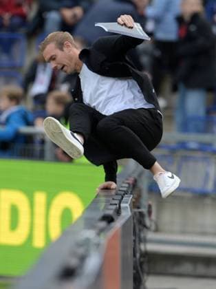 Wolfsburg coach Tommy Stroot photographed at the soccer 1 Bundesliga womens match Eintracht Frankfurt against VFL Wolfsburg on 29 9 2024 in Frankfurt DFL DFB REGULATIONS PROHIBIT ANY USE OF PHOTOGRAPHS as IMAGE SEQUENCES and or QUASI VIDEO