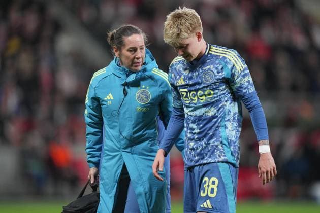 PRAGUE, 03-10-2024 , Eden Arena, football, UEFA Europa League, season 2024 2025, Match between Slavia Praag and Ajax , Ajax player Kristian Hlynsson leaves the pitch injured Slavia Praag - Ajax  x26382375x Copyright: