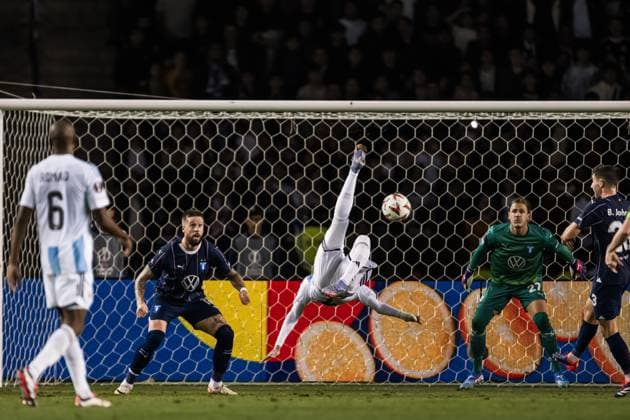 241003 Pontus Jansson of Malmö FF and Yassine Benzia of Qarabag during the UEFA Europa League football match between Qarabag and Malmö FF on October 3, 2024 in Baku Photo Petter Arvidson BILDBYRAN kod PA PA0893 fotboll football soccer fotball uefa europa league qarabag malmö ff bbeng  Copyright: PETTERxARVIDSON BB241003PA098